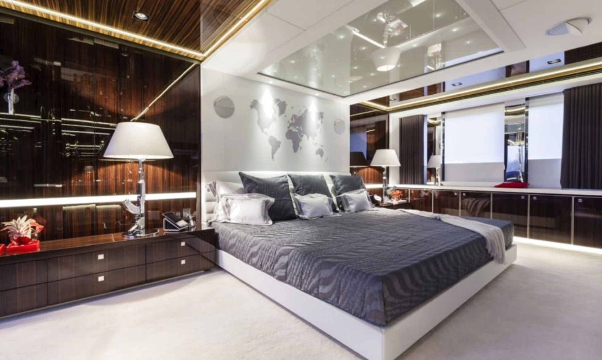YACHT